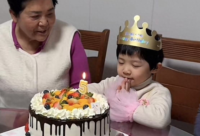 小天赐姐姐露面,被姐姐抱在怀里像母女,黄老看着女儿一脸幸福